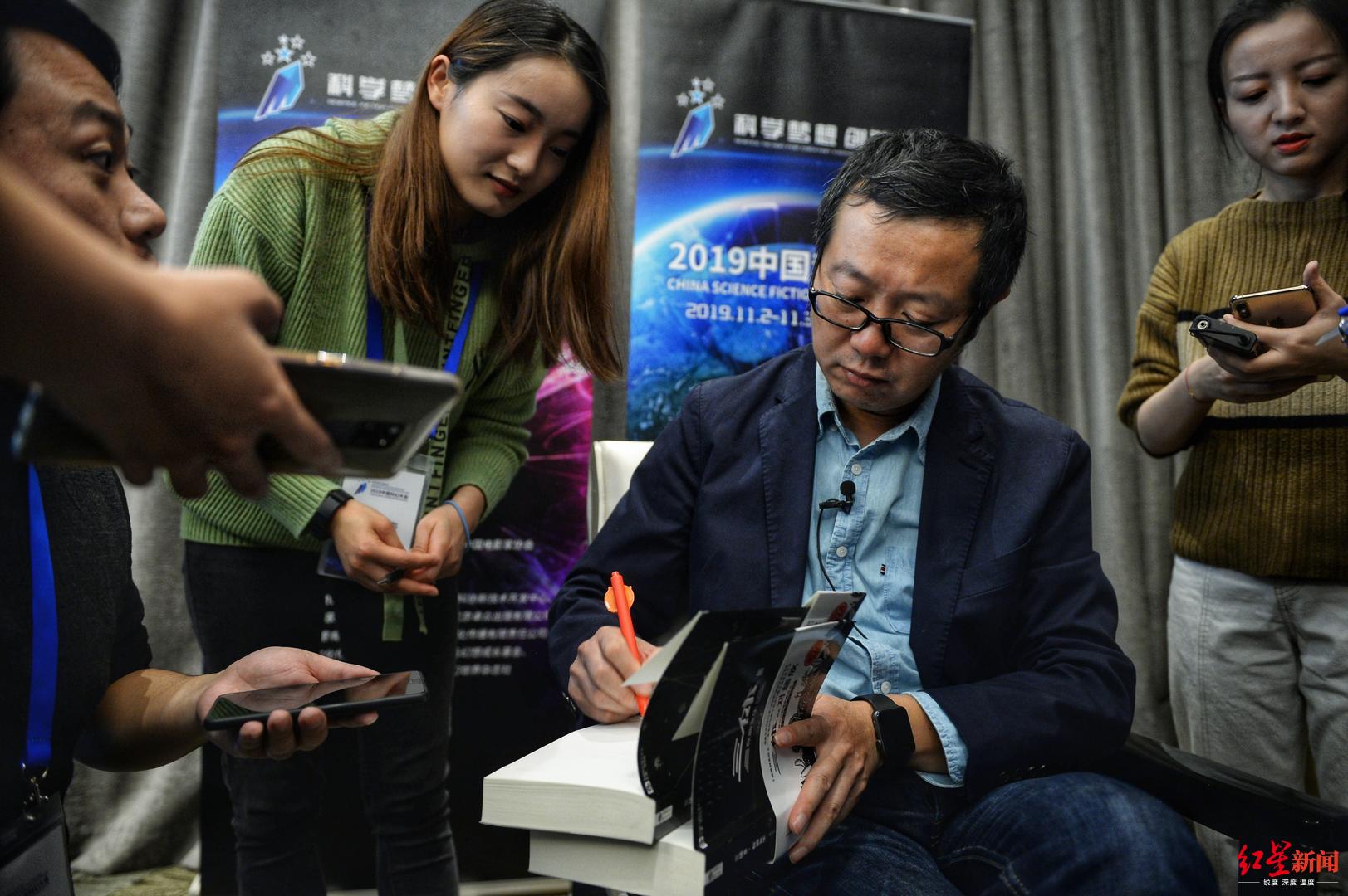 著名科幻作家刘慈欣透露 正创作与《三体》风格不同的科幻小说